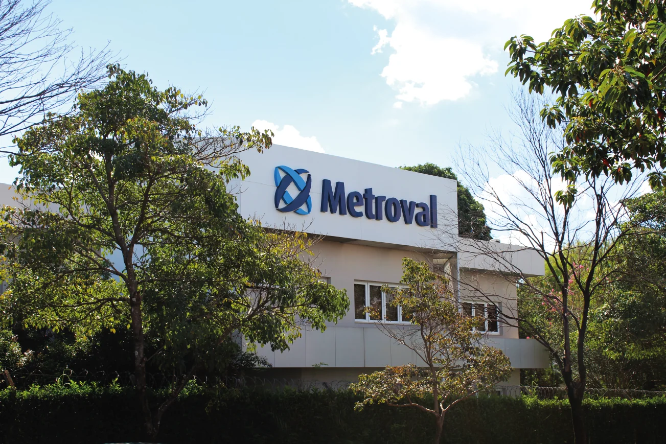 Fachada da Metroval com aplicação da nova identidade visual